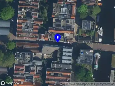 Ambulance met grote spoed naar de Bickersgracht in Amsterdam