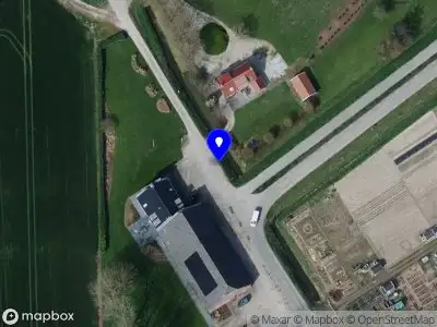 Politie naar de Wielweg in Strijen vanwege voertuigen te water