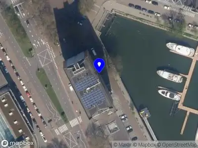 Ambulance met grote spoed naar de Admiraliteitskade in Rotterdam
