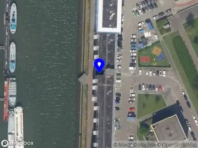 Ambulance met grote spoed naar de Sint-Janshaven in Rotterdam