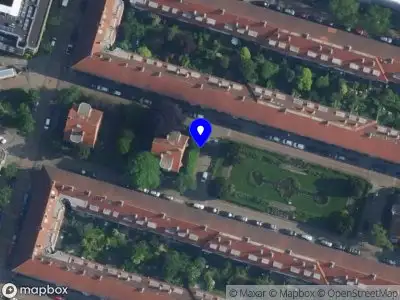 Ambulance met grote spoed naar de Harmoniehof in Amsterdam