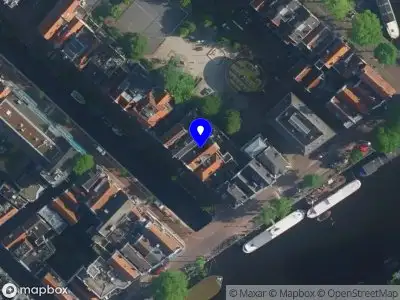 Ambulance met grote spoed naar de Oudeschans in Amsterdam