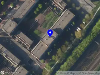 Ambulance met grote spoed naar de Azurietkade in Leiden