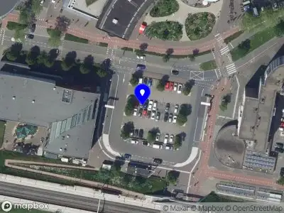 Ambulance met grote spoed naar de Dudokplein in Dordrecht