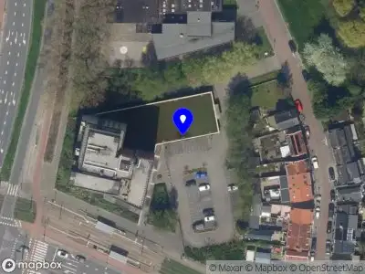 Ambulance met grote spoed naar de Burgemeester Speelmanhof in Rotterdam