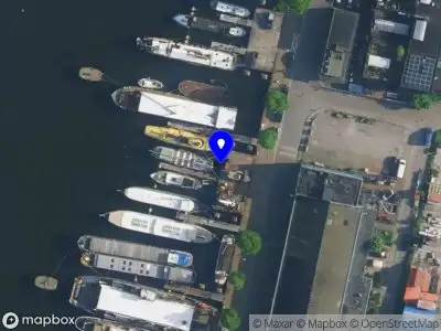 Ambulance met grote spoed naar de Klaprozenweg in Amsterdam