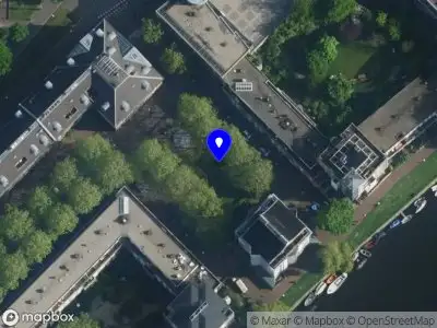 Ambulance met grote spoed naar de Ir. Jakoba Mulderplein in Amsterdam