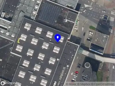 Ambulance met grote spoed naar de Zuidplein Hoog in Rotterdam