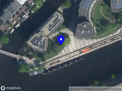Ambulance met grote spoed naar de De Wittenkade in Amsterdam