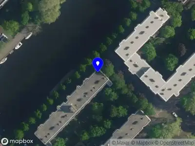 Ambulance met gepaste spoed naar de Wittenburgerkade in Amsterdam