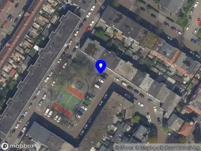 Ambulance met grote spoed naar de Nicolaas Beetsstraat in Vlaardingen