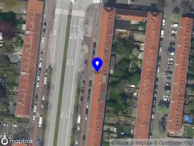 Ambulance met gepaste spoed naar de Dorpsweg in Rotterdam