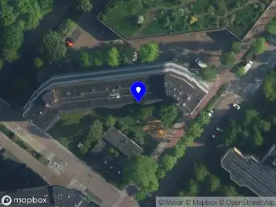 Ambulance met grote spoed naar de Loenermark in Amsterdam