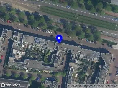 Brandweer met gepaste spoed naar de Dom H. van der Laanstraat in Amsterdam vanwege een liftopsluiting