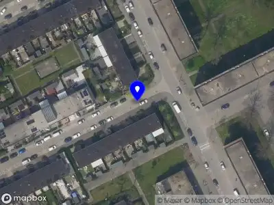 Ambulance met grote spoed naar de Emelissedijk in Rotterdam