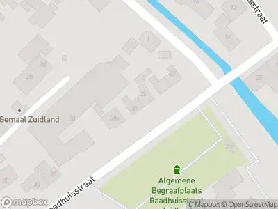 Ambulance met grote spoed naar de Raadhuisstraat in Zuidland
