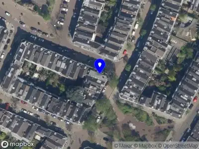 Ambulance met grote spoed naar de 1e Pijnackerstraat in Rotterdam