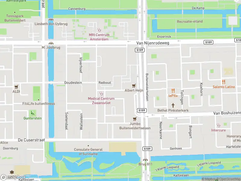 Ambulance met grote spoed naar de Zwaansvliet in Amsterdam