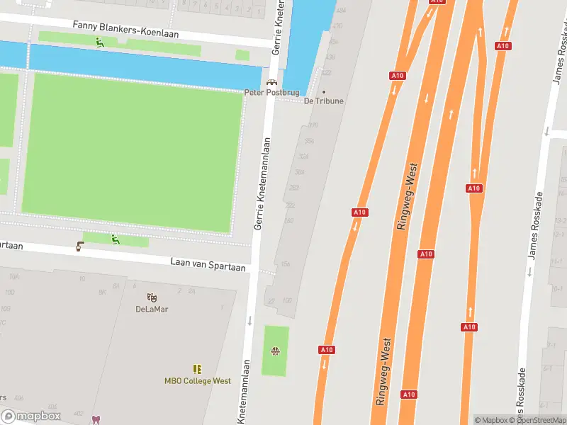 Ambulance met grote spoed naar de Gerrie Knetemannlaan in Amsterdam