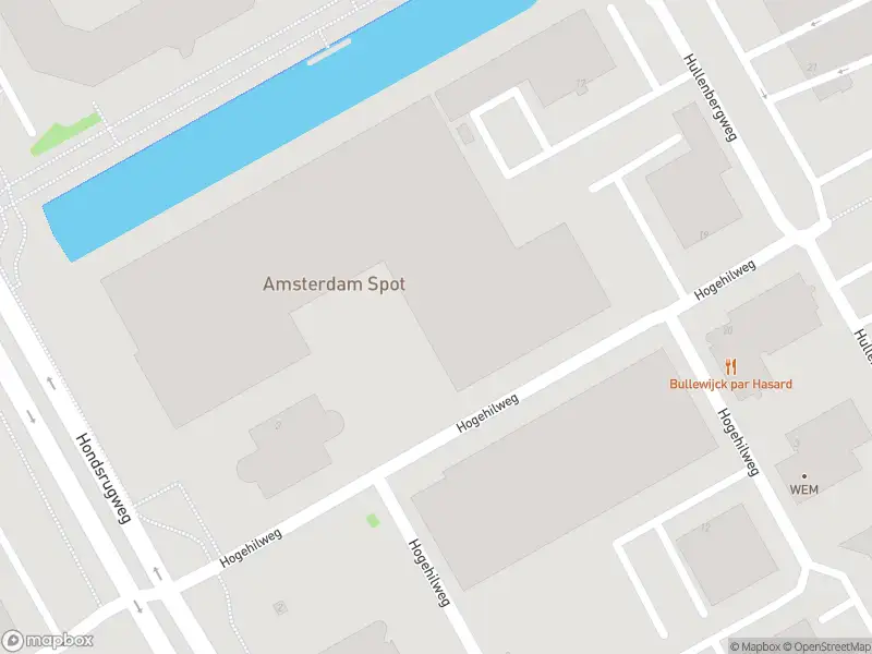 Ambulance met grote spoed naar de Hogehilweg in Amsterdam
