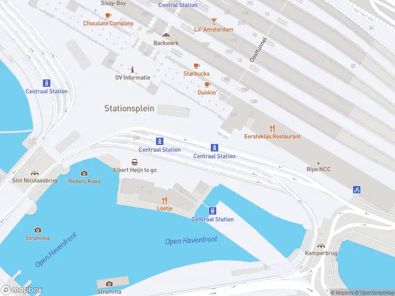 Ambulance met grote spoed naar de Stationsplein in Amsterdam