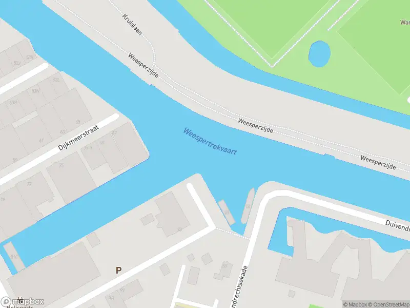 Ambulance met gepaste spoed naar de Duivendrechtsekade in Amsterdam