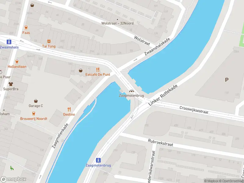 Ambulance met grote spoed naar de Zaagmolendrift in Rotterdam