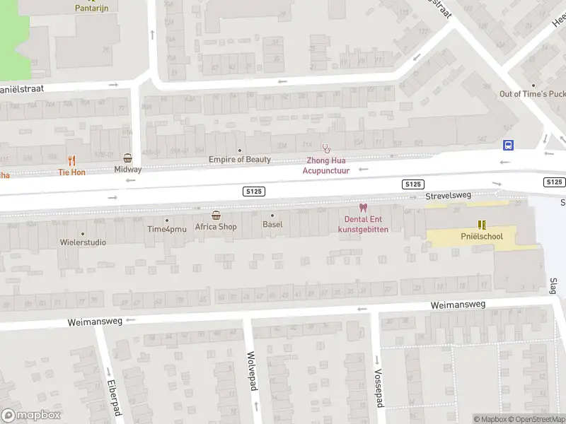 Ambulance met grote spoed naar de Strevelsweg in Rotterdam