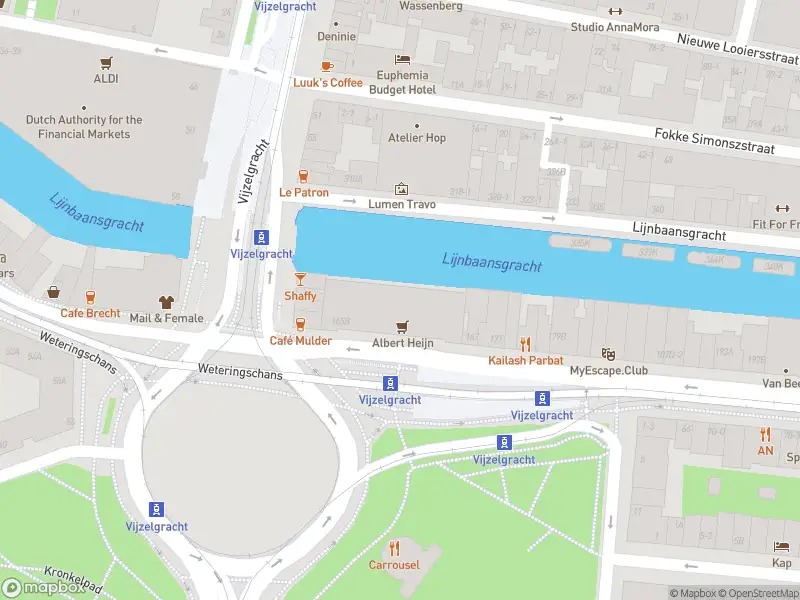 Ambulance met gepaste spoed naar de Leidseplein in Amsterdam