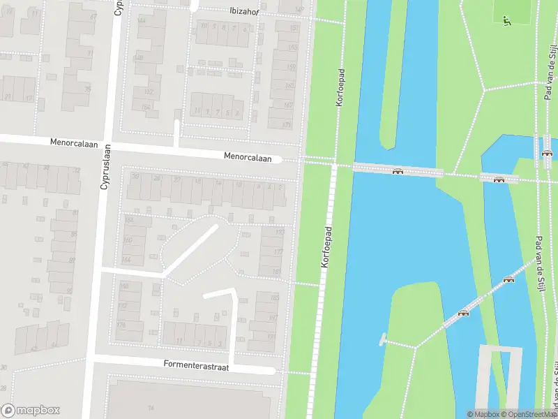 Ambulance met gepaste spoed naar de Korfoepad in Rotterdam