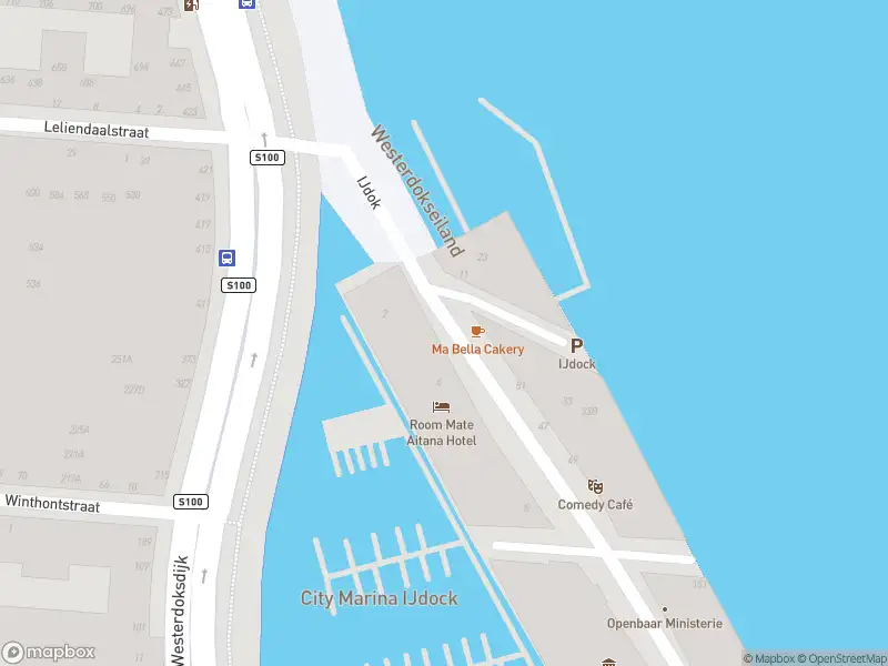 Ambulance met grote spoed naar de IJdok in Amsterdam