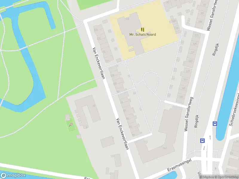 Ambulance met grote spoed naar de Van Enckevoirtlaan in Rotterdam