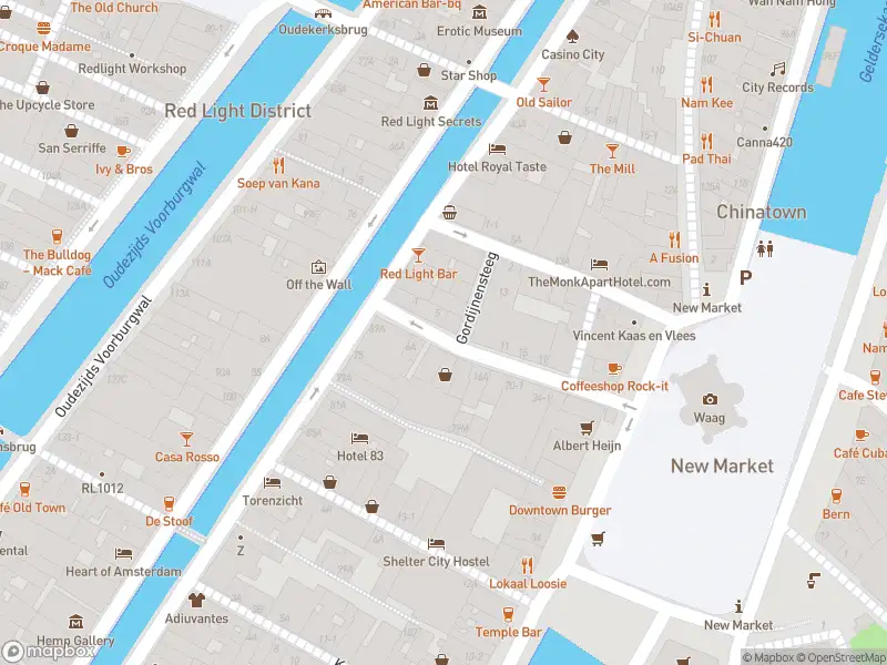 Ambulance met grote spoed naar de Bloedstraat in Amsterdam