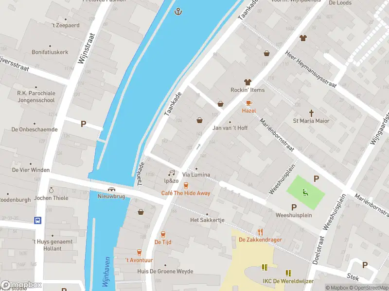 Ambulance met gepaste spoed naar de Voorstraat in Dordrecht