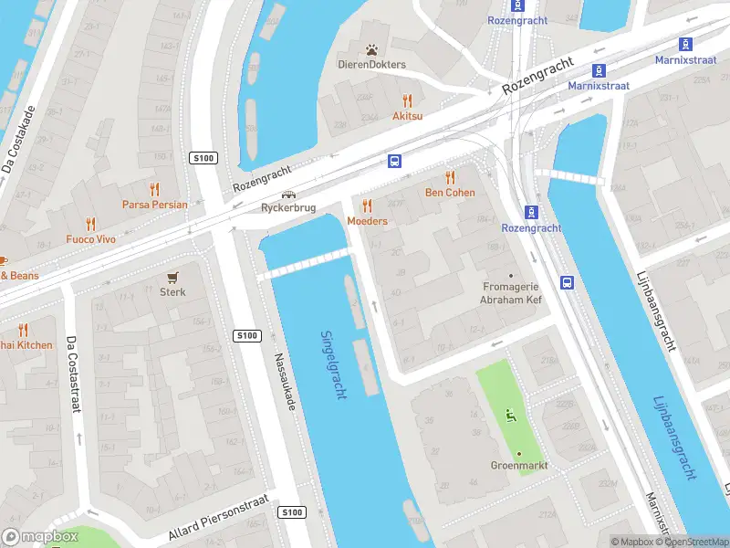 Ambulance met grote spoed naar de Groenmarktkade in Amsterdam