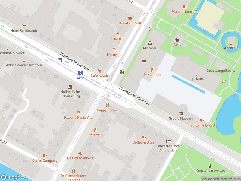Ambulance met grote spoed naar de Plantage Muidergracht in Amsterdam