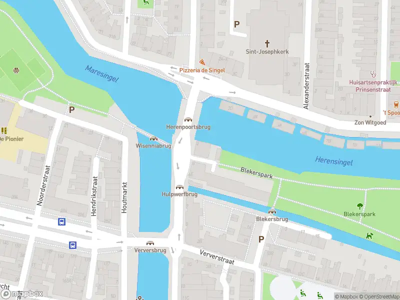 Ambulance met gepaste spoed naar de Oude Herengracht in Leiden