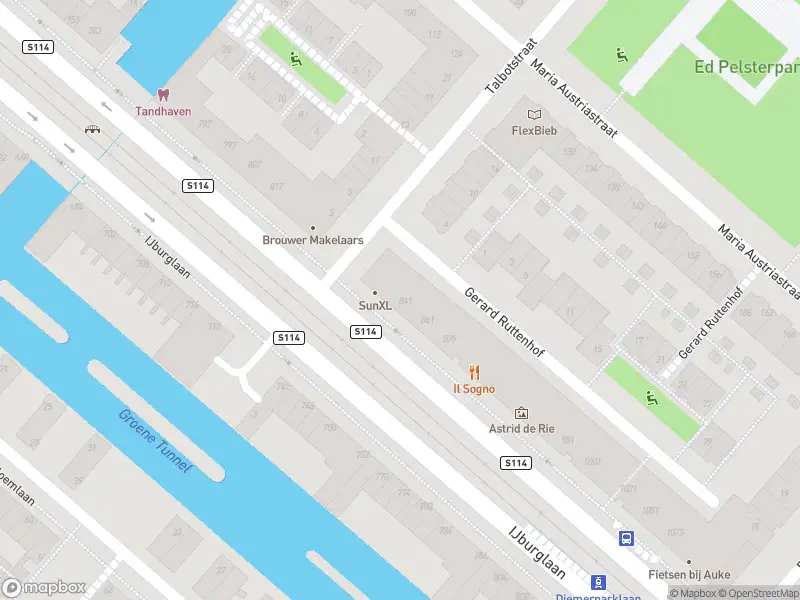 Ambulance met grote spoed naar de IJburglaan in Amsterdam