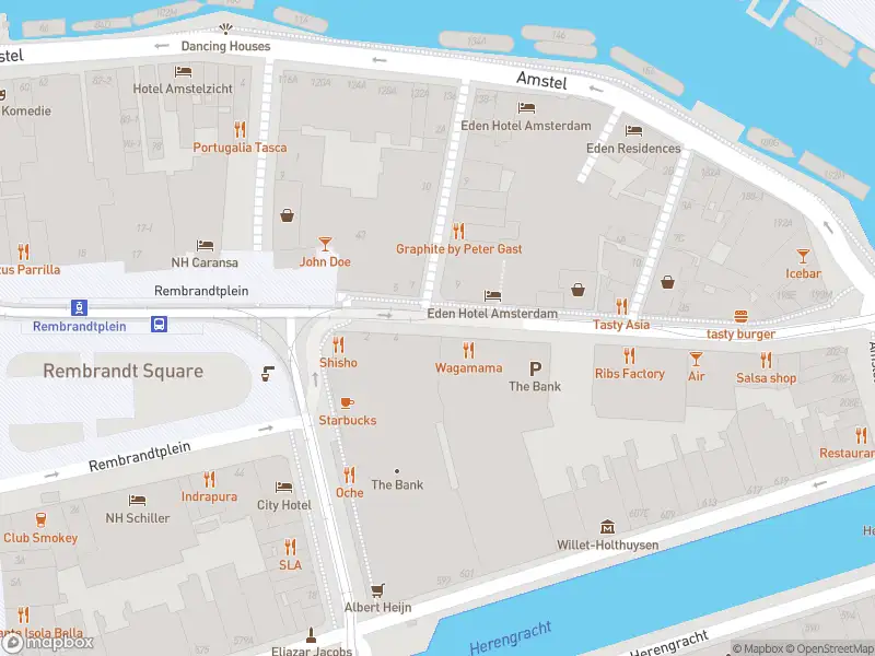 Ambulance met gepaste spoed naar de Rembrandtplein in Amsterdam