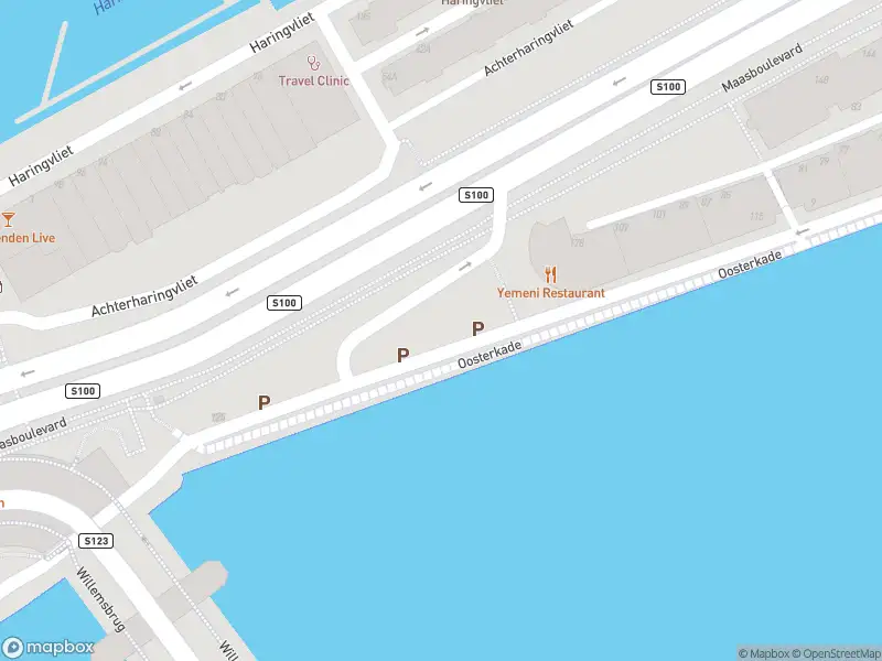 Ambulance met gepaste spoed naar de Oosterkade in Rotterdam