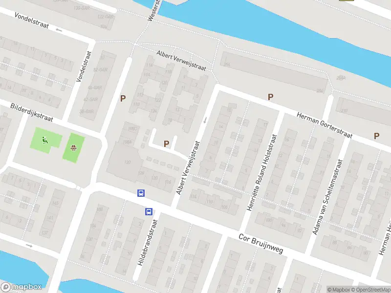 Ambulance met grote spoed naar de Albert Verweijstraat in Wormerveer