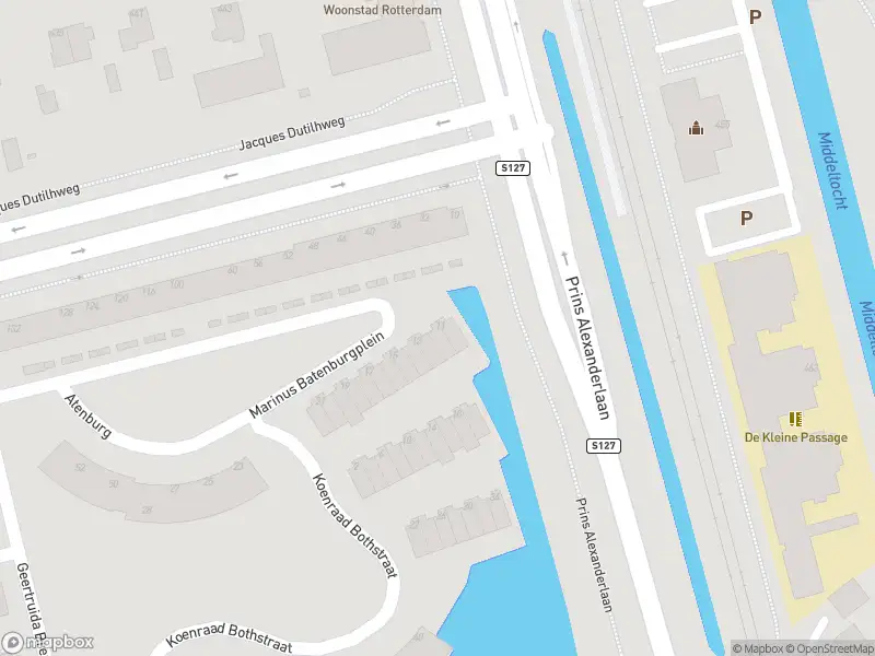 Ambulance met grote spoed naar de Marinus Batenburgplein in Rotterdam