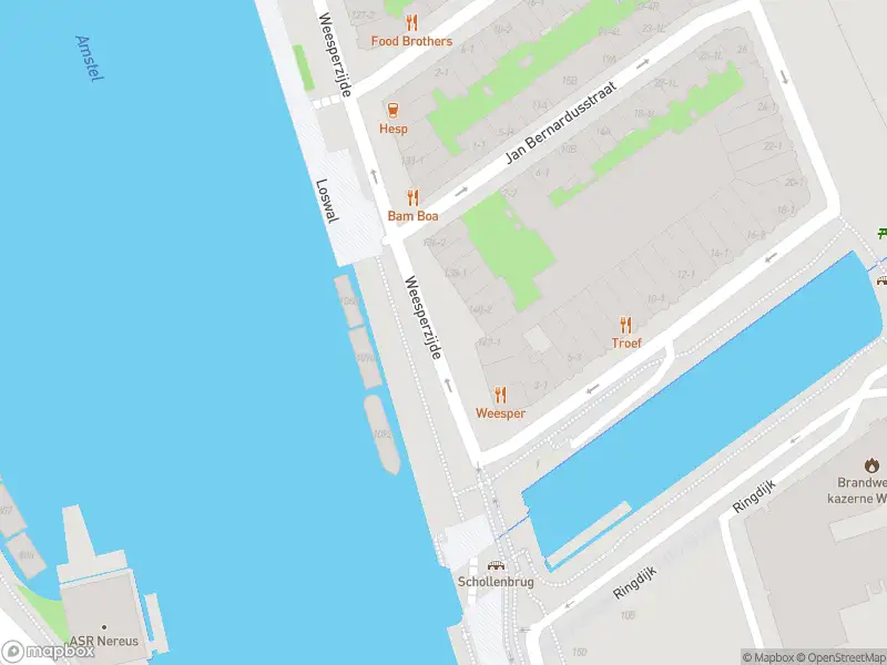Ambulance met gepaste spoed naar de Weesperzijde in Amsterdam