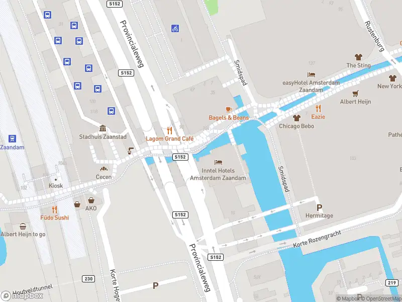 Ambulance met gepaste spoed naar de Stadhuisplein in Zaandam