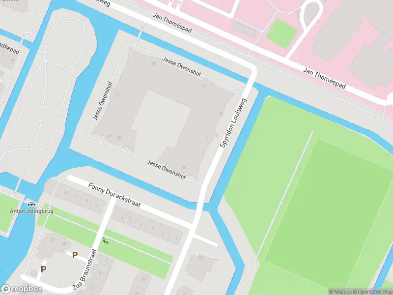 Ambulance met gepaste spoed naar de Jesse Owenshof in Amsterdam