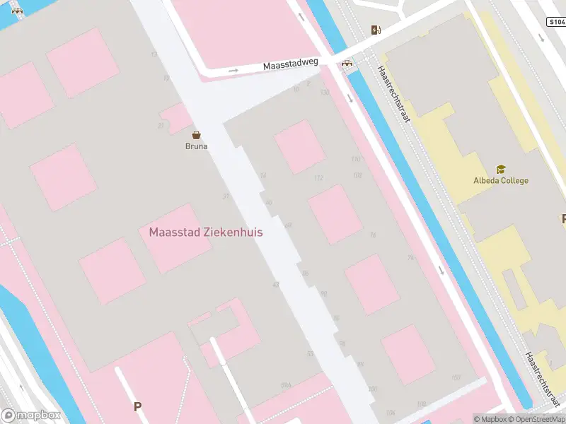 Ambulance met grote spoed naar de Maasstadweg in Rotterdam