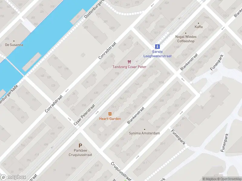 Ambulance met grote spoed naar de Czaar Peterstraat in Amsterdam