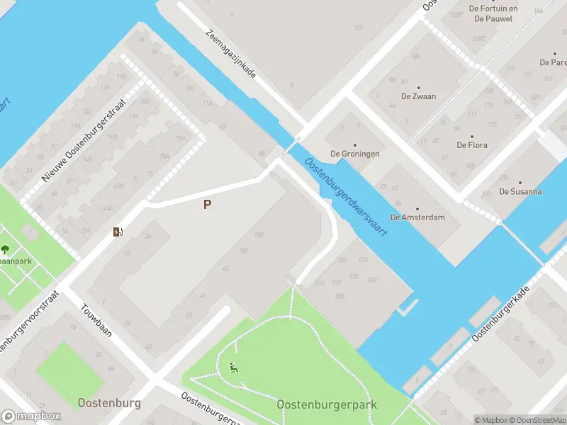 Ambulance met gepaste spoed naar de Oostenburgervoorstraat in Amsterdam
