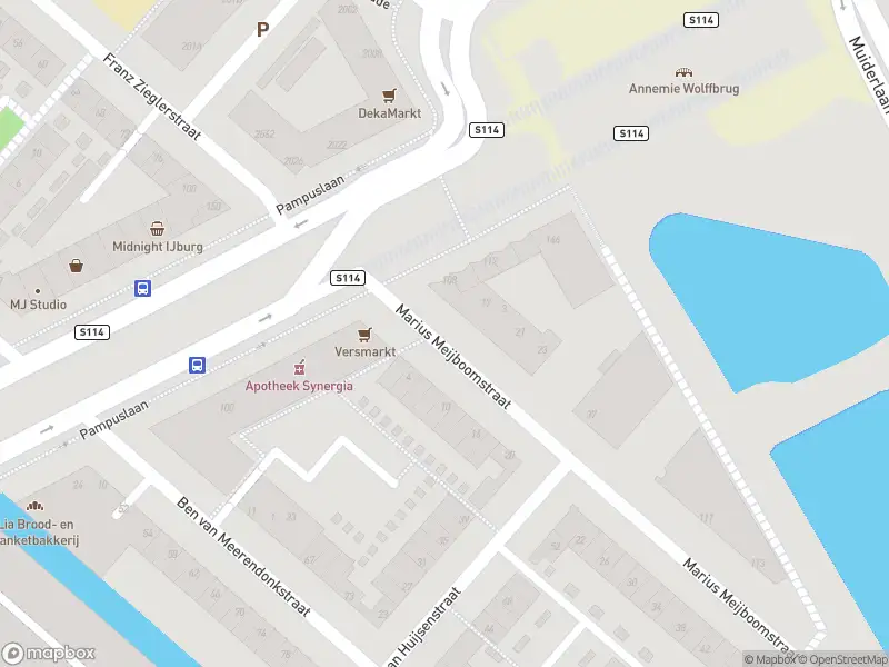 Ambulance met grote spoed naar de Marius Meijboomstraat in Amsterdam