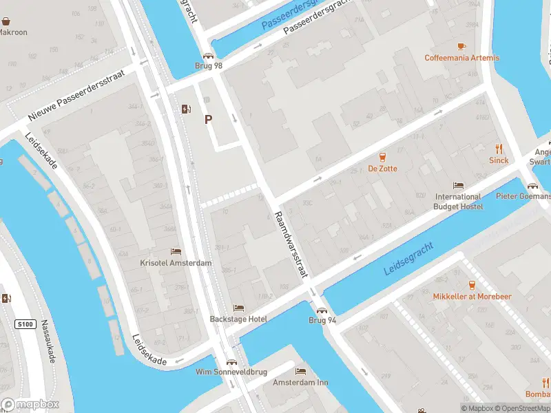 Ambulance met grote spoed naar de Raamdwarsstraat in Amsterdam